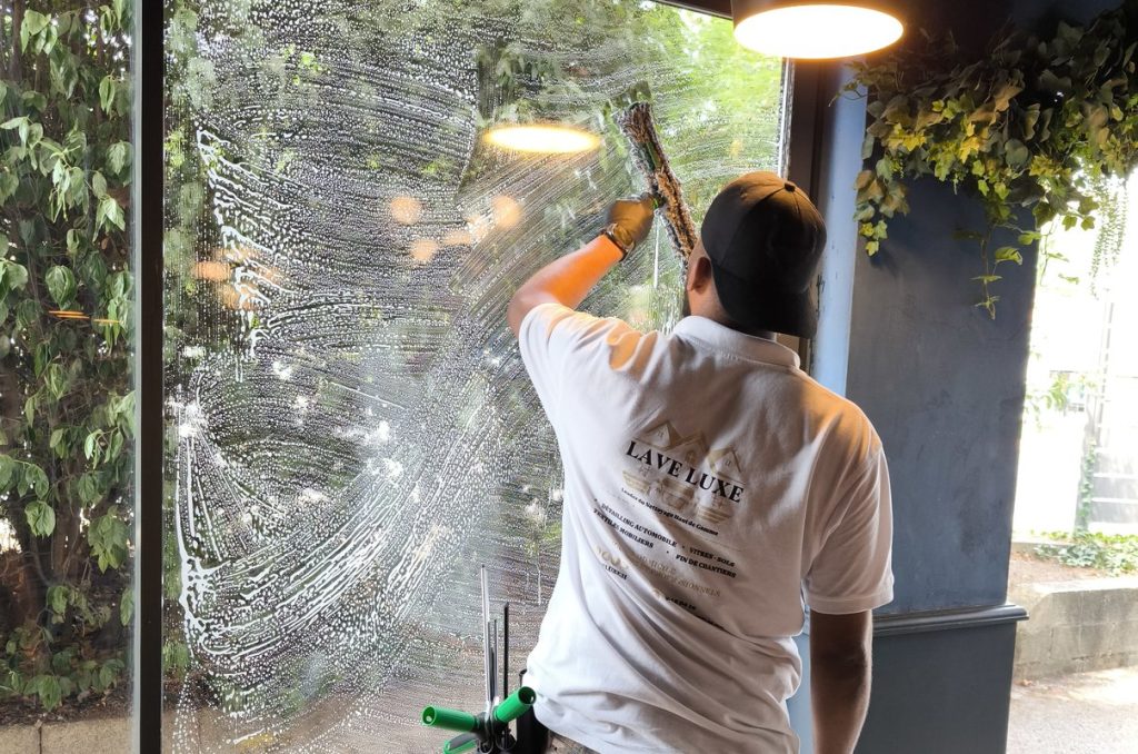 Nettoyage d'une baie vitrée de restaurant par LaveLuxe à Toulouse