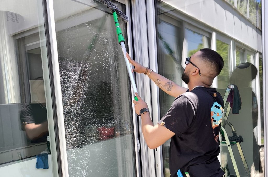 Nettoyage de baies vitrées extérieures à la perche – LaveLuxe