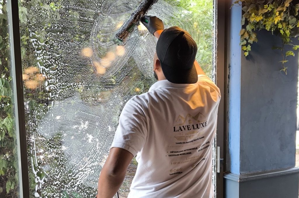 Lavage de vitres professionnel dans un restaurant – LaveLuxe Toulouse