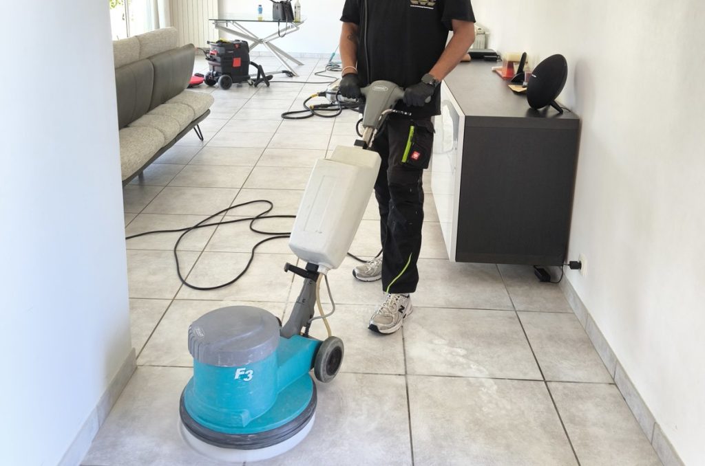 Nettoyage d'un sol carrelé à la monobrosse – LaveLuxe Toulouse