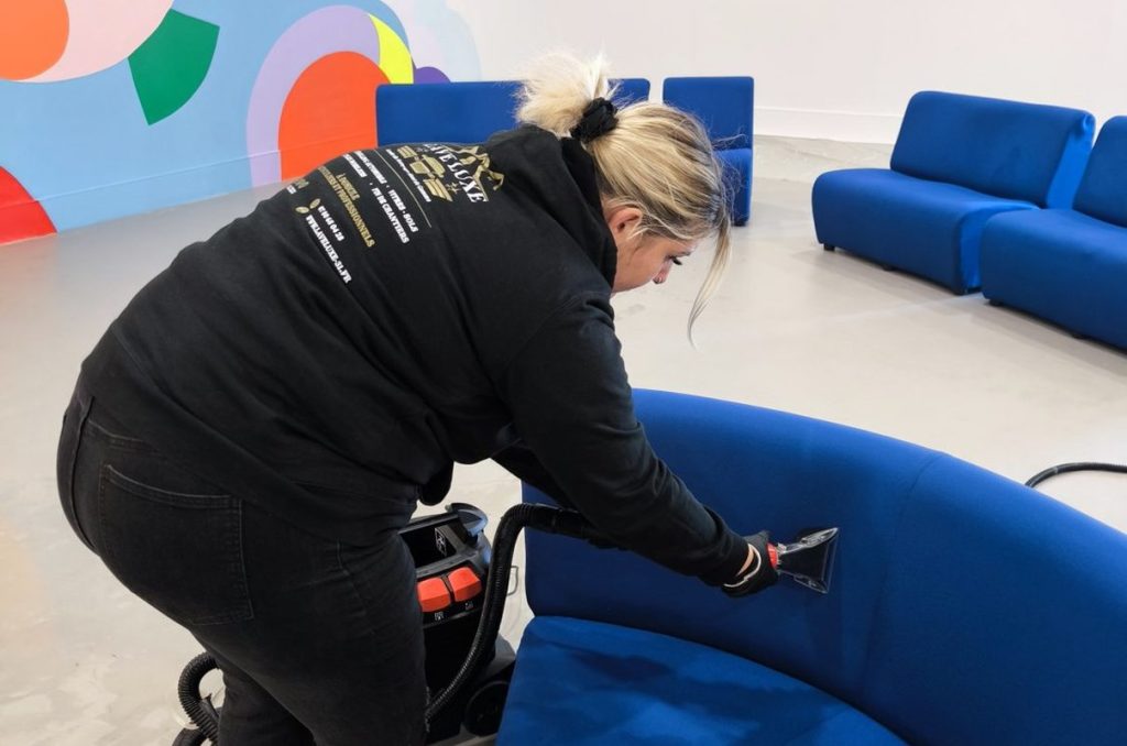 Nettoyage de banquettes en tissu dans un espace d'accueil professionnel – LaveLuxe