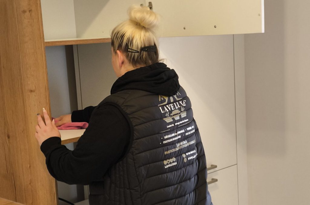 Nettoyage des placards lors d'une remise en état de logement – LaveLuxe