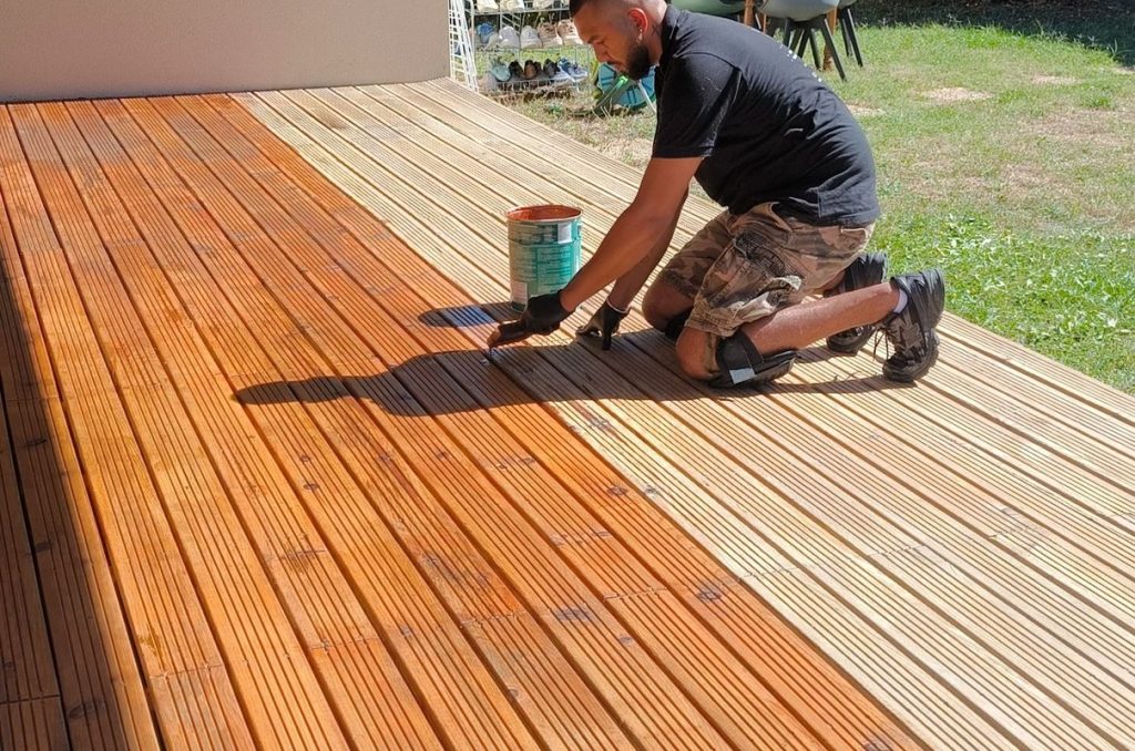 Application de saturateur sur une terrasse en bois – LaveLuxe Toulouse